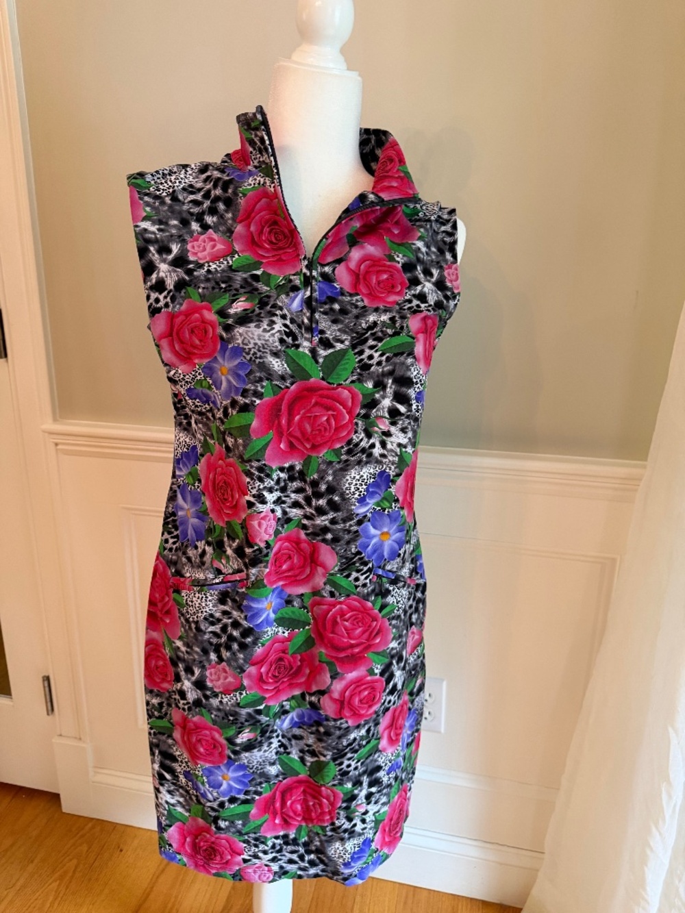 IBKUL Sleeveless Zip Mock Neck Golf Dress – Large – Floral & Animal Print